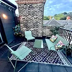 The Gallery - Town Centre - Beach 5 Minute Walk - Superfast Wifi - Outdoor Terrace - Sleeps Up To 6 - Netflix - Contractor Friendly - Short & Long Stays - Coffee Machine