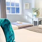 Darling By The Sea - By Brighton Holiday Lets