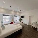 Foxhouse Studio Apartments