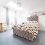 Palace Surf Lodge