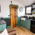 Willows Rest - 1 Bed Shepherds Hut - Pentlepoir