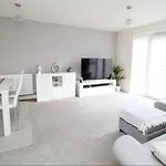 Walk To Liverpool Airport - Luxury Stay With Ev Charge - Fast Wifi