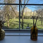 Royal Pavilion Garden Apartment With Parking