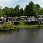 Lakeside Lodge