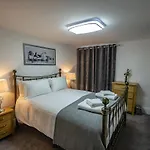 Luxury 2 Bed Lower Ground Floor Apartment