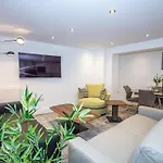 Luxury 2 Bed Lower Ground Floor Apartment
