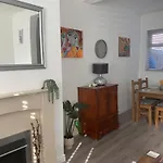 Cosy 2 Bedroom Home Sleeps 5 St Helens, Liverpool Contractors Welcome