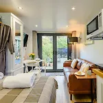 1 Bed In Highcliffe 90444