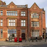Stunning Maisonette - Town Centre - Parking - 2Br