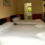 Southend Guest House - Close To Beach, Train Station & Southend Airport