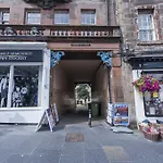 Writers View, Royal Mile Apartment Edinburgh