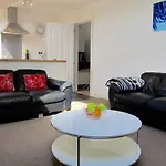 The Hideaway, Victorian Townhouse Apartment With Parking