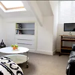 The Hideaway, Victorian Townhouse Apartment With Parking