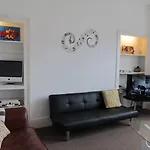 The Beatnik, Victorian Townhouse Apartment With Parking