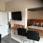 Liverpool Gidlow House Sleeps 8 - Infinity Apartments