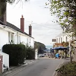 Courtyard - Green Door Cottages