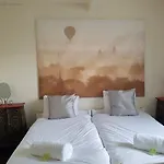 Spacious Arty Apartment