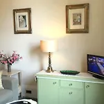 Muntham Holiday Apartments & Town House