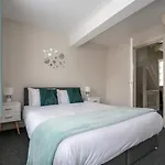 Roscoe Street Apartment