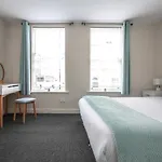 Roscoe Street Apartment
