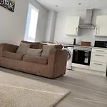 Air Host And Stay - Apartment 7 Barall Court - Sleeps 6 Minutes From Lfc Free Parking
