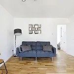 Perfect Brighton City Location - Spacious 2 Bedroom Apartment