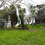Crown House & Lodges B&B