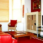 Hartland 2-Bedroom Apartments With Bfast And Parking