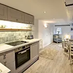 Holiday Cottages And North Star Apartment