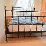 3 Bedroom Flat In Morningside
