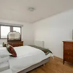 Spacious Flat In Stockbridge