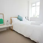 Bright 2 Bedroom Apt - Great Location - Free Parking