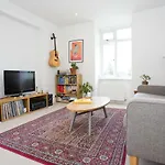 Bright 2 Bedroom Apt - Great Location - Free Parking
