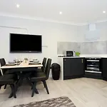 Amazing Apartment Near Bournemouth, Poole & Sandbanks - Wifi & Smart Tv - Newly Renovated! Great Location!