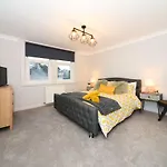 Amazing Apartment Near Bournemouth, Poole & Sandbanks - Wifi & Smart Tv - Newly Renovated! Great Location!