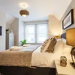 Stylish Town Centre House - 300Mbps, Parking & Sunny Decking