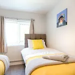 3 Bedrooms, Parking, Courtyard, Tv'S In All Rooms!
