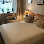Beautiful Belgrave Garden Apt.