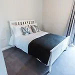 5 Star Brand New City Centre Apartment