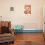 Two Bedroom Flat In Meadowbank Sleeps 4