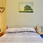 Two Bedroom Flat In Meadowbank Sleeps 4