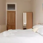 4 Bedroom Apartment Near The Meadows