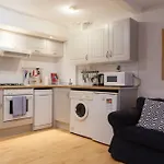 2 Bedroom Flat In West End Sleeps 4