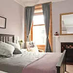 3 Bedroom Home In Bonnie Bruntsfield