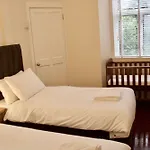2 Bedroom Flat Off Leith Walk Accommodates 7