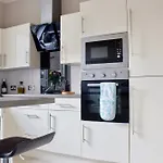 2 Bedroom Flat In Leafy Morningside