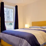 Cosy 2-Br Flat In Popular Broughton - Sleeps 4
