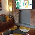 Urban Apartment With Hot Tub