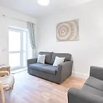 Large Green Garden, 4 Bedrooms, Sleeps 8