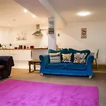 Cavernous Open Plan Town House In St Leonards